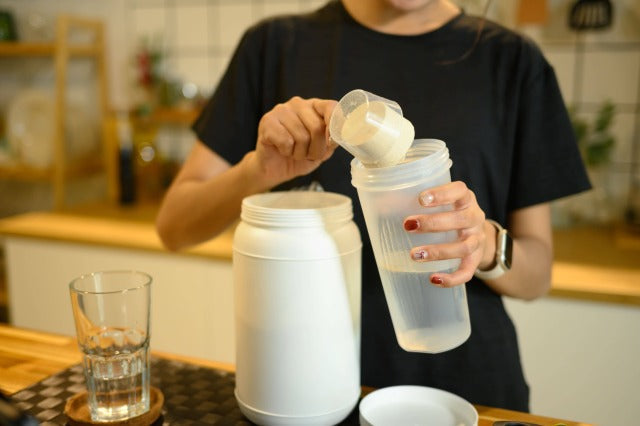 【保存版】コラーゲンとプロテインは一緒に飲むべき？併用が必要な理由と効果的な飲み方｜効果・配合・選び方を徹底解説
